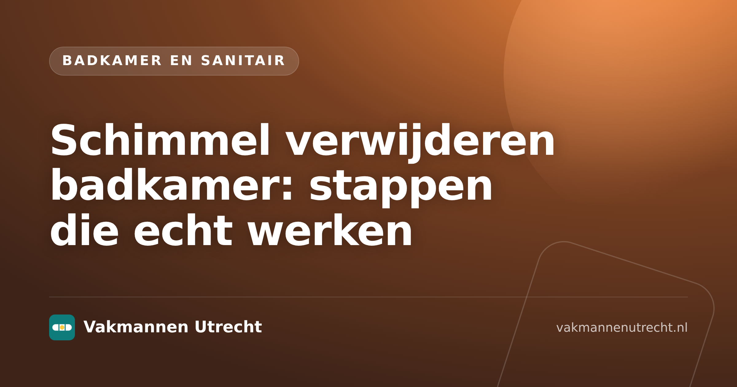 Schimmel verwijderen badkamer met schoonmaakmiddel op tegels en voegen in een lichte badkamer