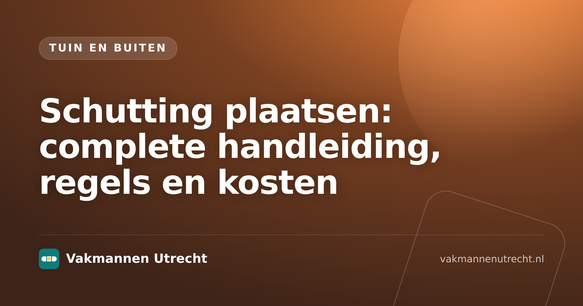 Schutting plaatsen in een tuin met palen, panelen en gereedschap voor een erfafscheiding